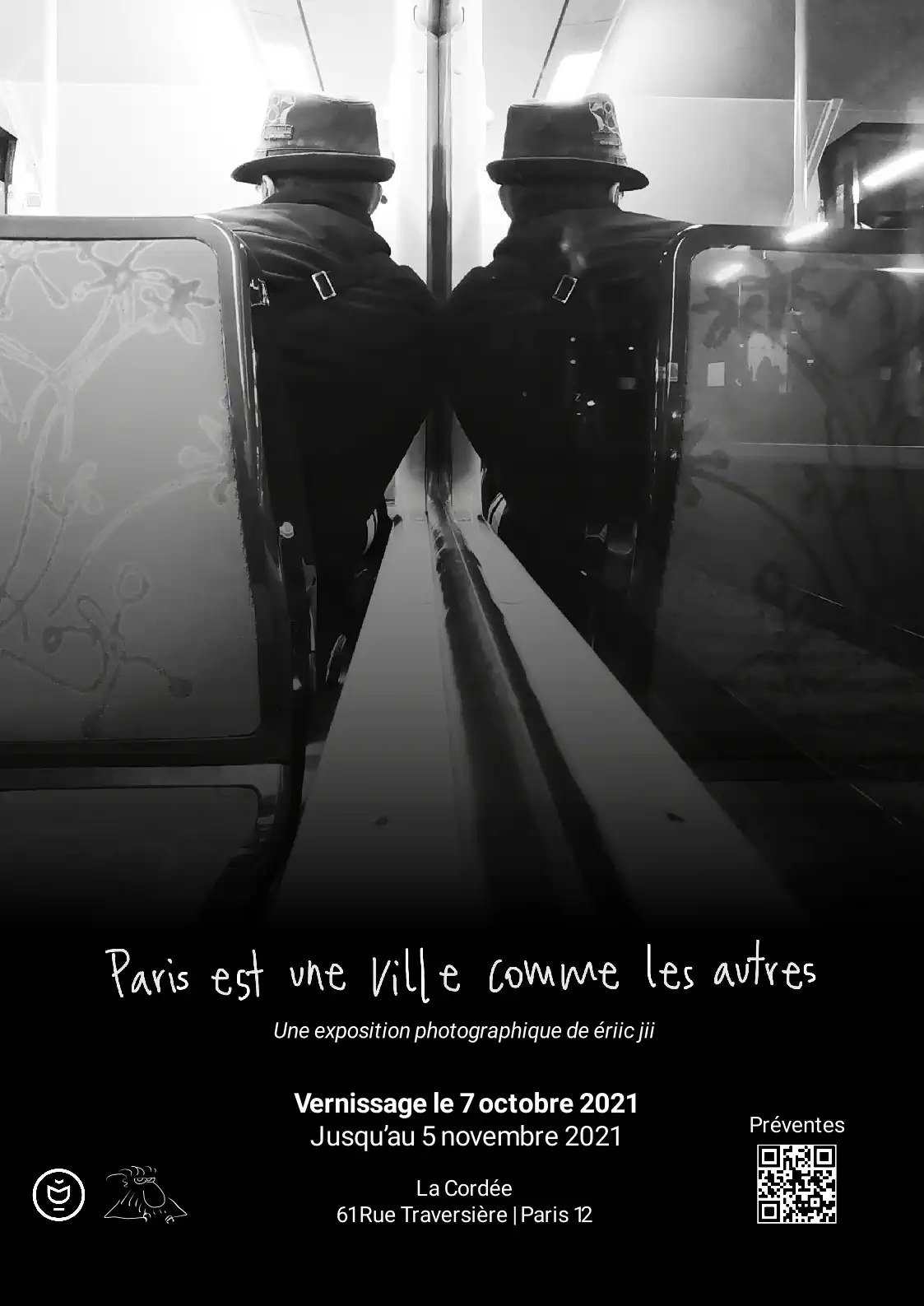 affiche en noir et blanc de l'exposition paris est une ville comme les autres représentant un homme à chapeau vu de dos dans le RER at son reflet dans la vitre